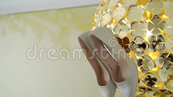 女人在室内灯上的鞋子视频的预览图