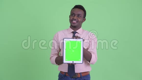 快乐的年轻非洲商人思考展示数字平板电脑视频的预览图