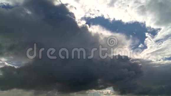 快速移动的雨云视频的预览图