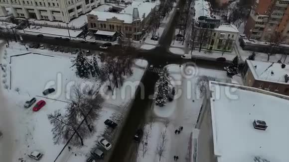 冬城雪中带鸟瞰视频的预览图