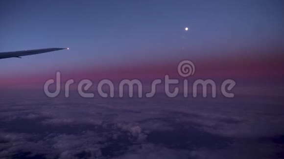 从伦敦飞往拉斯维加斯的中程飞机窗口的高海拔日落景色视频的预览图