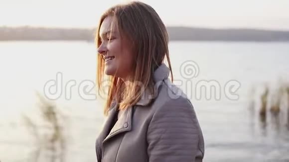快乐的一对夫妇在湖边散步女主角男友视频的预览图