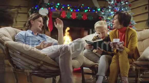 小男孩读了一本书在圣诞节喝杯咖啡时无意中听到了成人的谈话视频的预览图