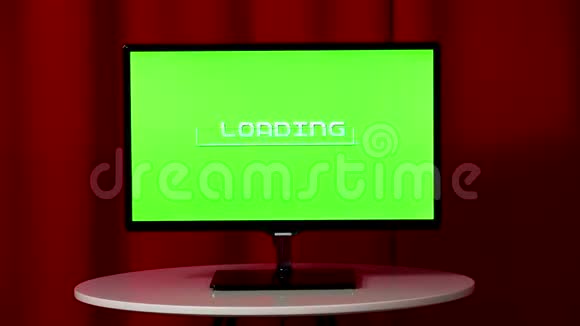平板电视站在一张白色的桌子上绿色屏幕等等装货视频的预览图