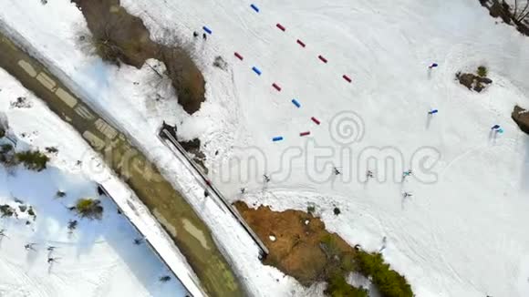 从高空俯瞰运动员们克服了滑雪板从中国经过的路线与红筹股之间的距离视频的预览图