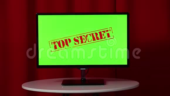 平板电视站在一张白色的桌子上绿色屏幕最高机密红色背景视频的预览图