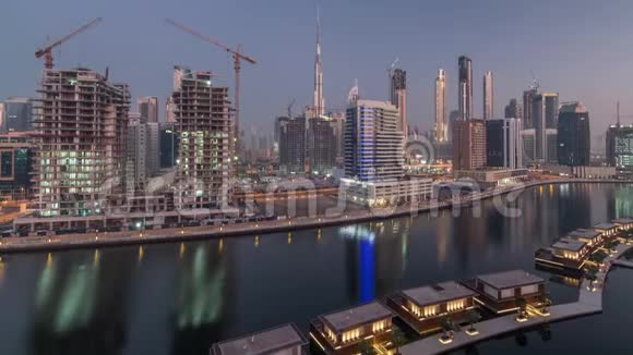 迪拜城市的节奏从夜晚到早晨的空中时光视频的预览图