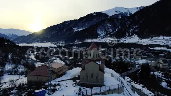 黎明时分一座有美丽教堂的山村被空中拍摄视频的预览图