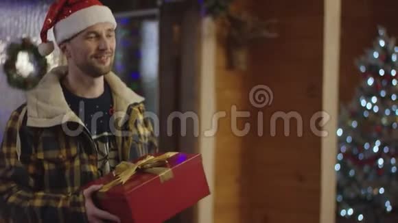 男人送圣诞礼物给快乐的女朋友然后进屋视频的预览图
