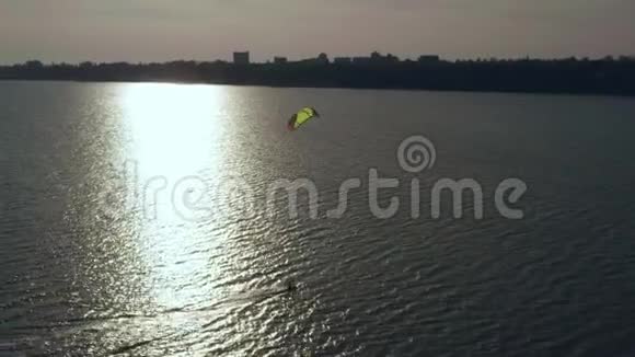 风筝滑翔和跳跃穿越海洋的鸟瞰图视频的预览图