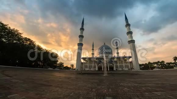 4马来西亚沙阿拉姆的雪兰莪州清真寺左至右时间推移录像视频的预览图