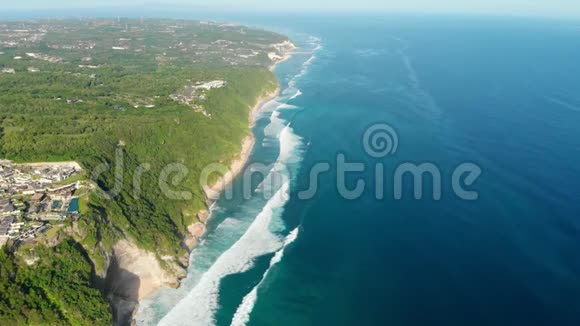 带海浪的海洋和巴厘岛的海洋成本鸟瞰视频的预览图