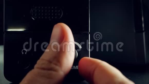音量降低男性手指降低扬声器的音量特写视频的预览图