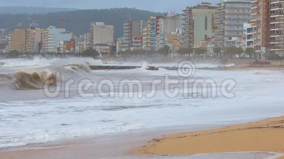 西班牙沿海小镇帕拉莫斯附近的巨浪视频的预览图