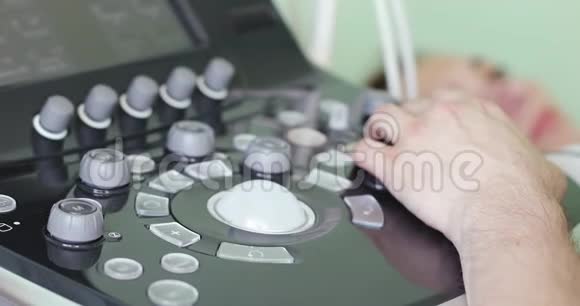 男性医生双手工作超声波机器点击按钮视频的预览图