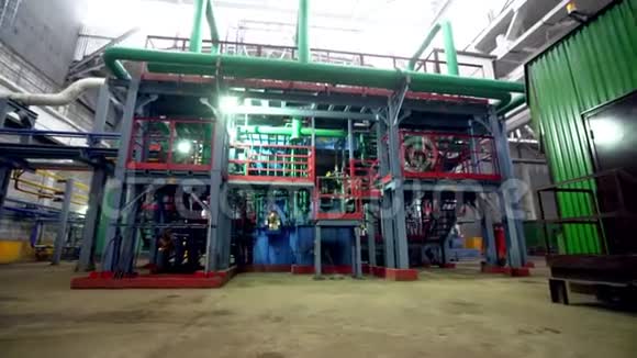 车间内产品精炼厂管道的运动视频的预览图