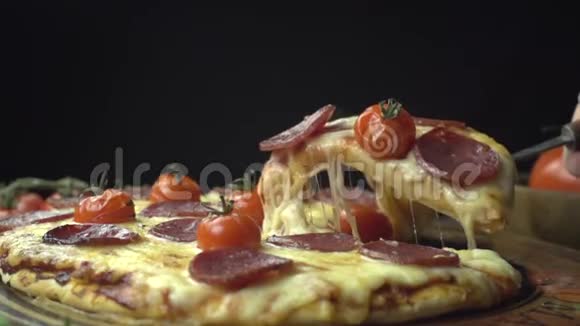 厨师拿了一片比萨饼和奶酪慢动作视频的预览图