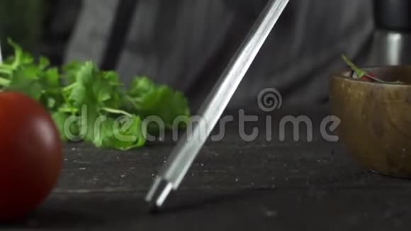 厨师在厨房里慢动作磨刀视频的预览图