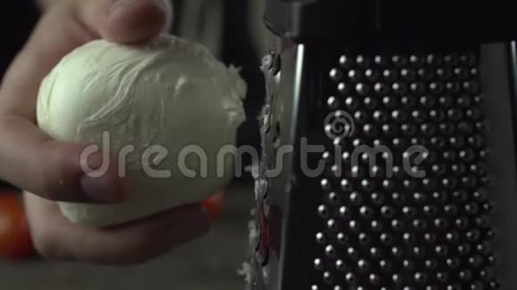烹制磨碎的马拉奶酪视频的预览图