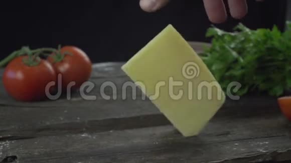 帕尔马干酪在厨房桌子上旋转慢动作视频的预览图