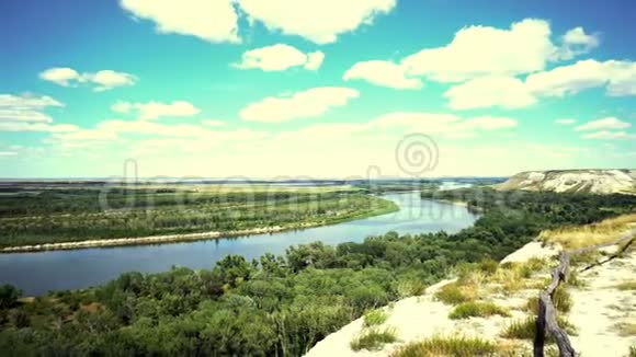 在自然公园里俯瞰河流上空的云层视频的预览图