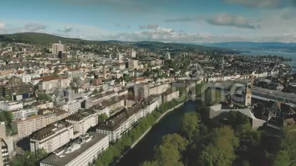 提供Schweizerisches国家博物馆或瑞士国家博物馆和苏黎世主要火车站的空中景观视频的预览图