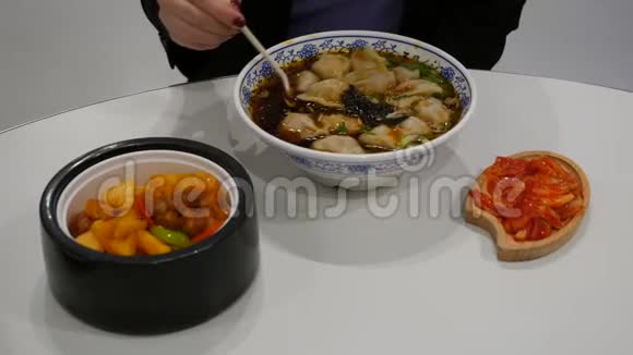 女人吃传统的亚洲食物点心汤视频的预览图