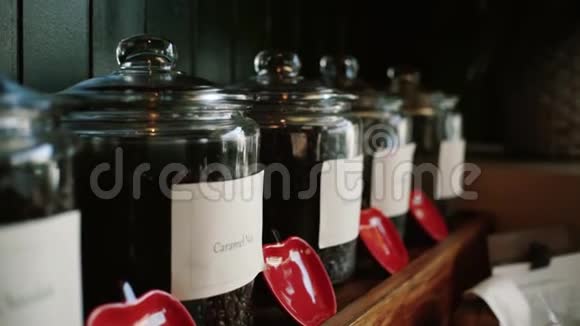 咖啡店罐子和盛茶的容器移动照相机视频的预览图