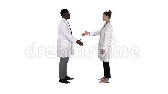 医生在白色背景下握手和拍照视频的预览图