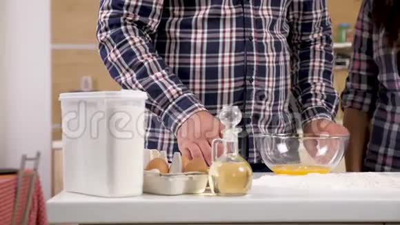 男人用手在碗里倒面粉和鸡蛋视频的预览图