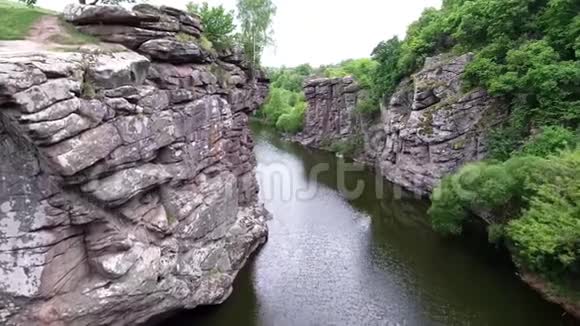 乌克兰峡谷中的Buki鸟村s视野视频的预览图