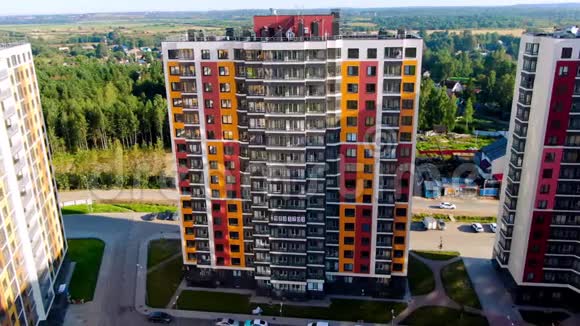现代城市中多彩的公寓楼和摩天大楼鸟瞰动议从上面看现代住宅视频的预览图