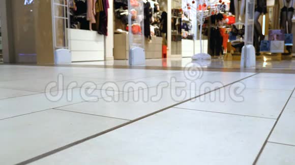 游客穿着女式内衣穿过该部门旁边购物中心视频的预览图
