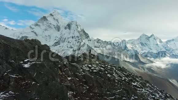 徒步旅行者和艾玛达布拉姆山喜马拉雅山尼泊尔鸟瞰图视频的预览图