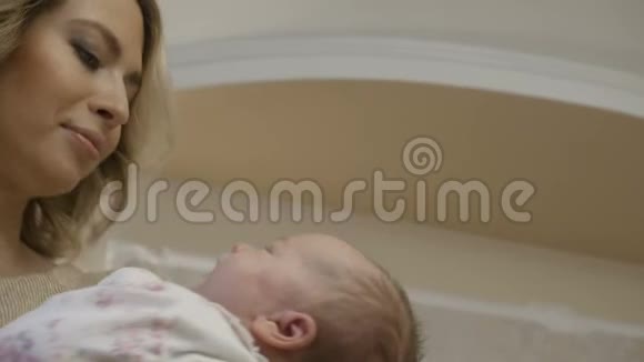 女人看看她的新生儿视频的预览图
