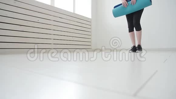 运动和健康和放松的概念有瑜伽垫的年轻女性在公寓或健身房锻炼视频的预览图