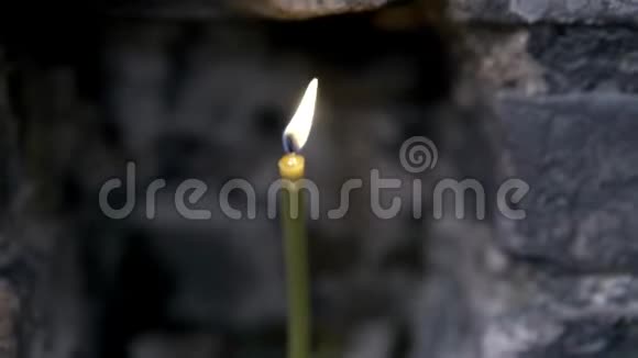 在石壁上点燃蜡烛的特写录像教堂点燃蜡烛视频的预览图