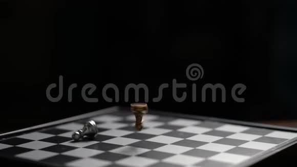 象棋落在棋盘上失败者概念黑暗背景下慢动作视频的预览图