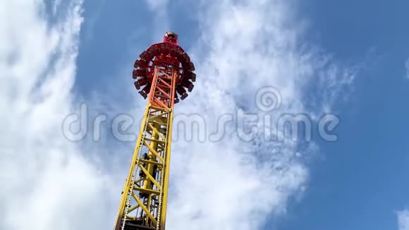 游乐园景点带自由落体塔视频的预览图