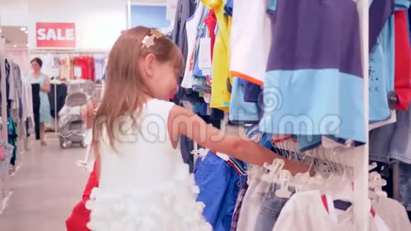 时尚购物儿童顾客在店内选择新的时尚服装视频的预览图