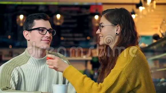 快乐的年轻一对在一起在咖啡馆视频的预览图