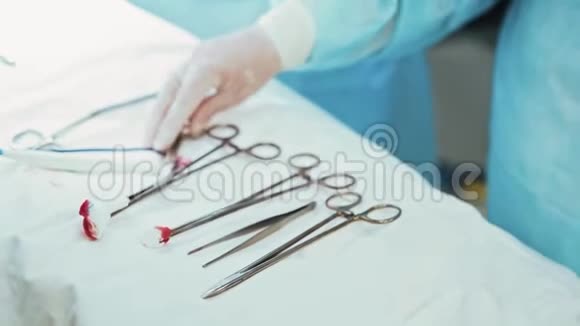 在手术过程中双手准备好医疗器械动作缓慢视频的预览图