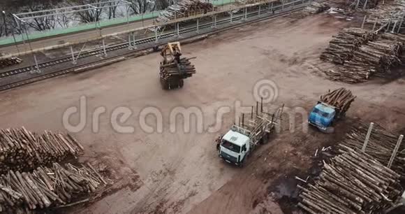 木工企业俯视图拖拉机装载日志视频的预览图