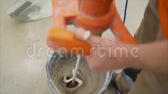 用电动搅拌机搅拌混凝土抹面将溶液放入桶中搅拌视频的预览图