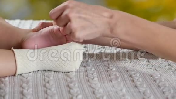 妈妈把袜子放在婴儿脚上视频的预览图