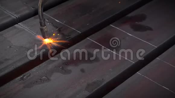 建筑工人用特殊的燃烧器切割金属防护手套视频的预览图