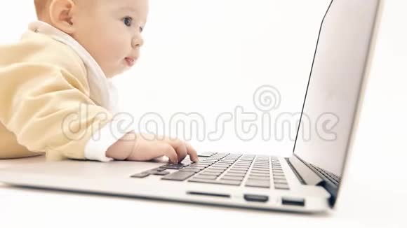 可爱的婴儿在笔记本电脑上工作视频的预览图