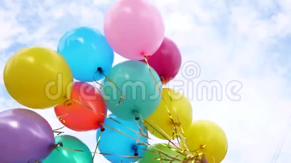 蓝天上美丽的五彩气球牵着手美好假期的概念色彩装饰视频的预览图