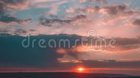 多云的日落在海上时间4K视频的预览图