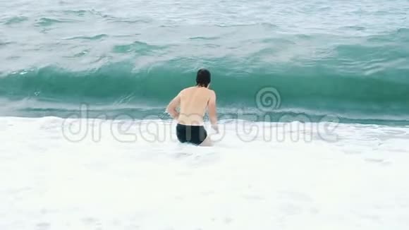 大海浪盖住了一个游客慢动作视频的预览图